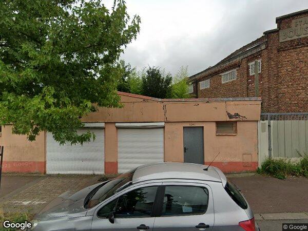 UN IMMEUBLE À USAGE D'HABITATION, BUREAUX ET ENTREPÔT