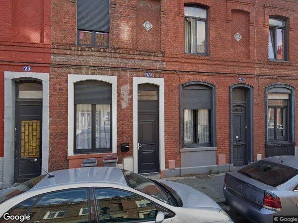 UNE MAISON D'HABITATION AVEC LES FONDS ET TERRAIN