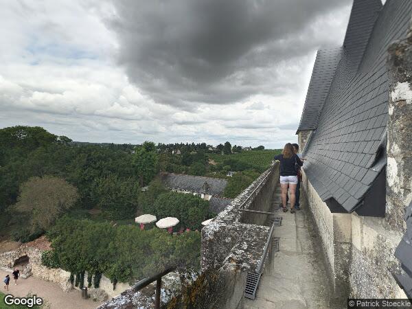 UN IMMEUBLE COMMERCIAL ET D’HABITATION