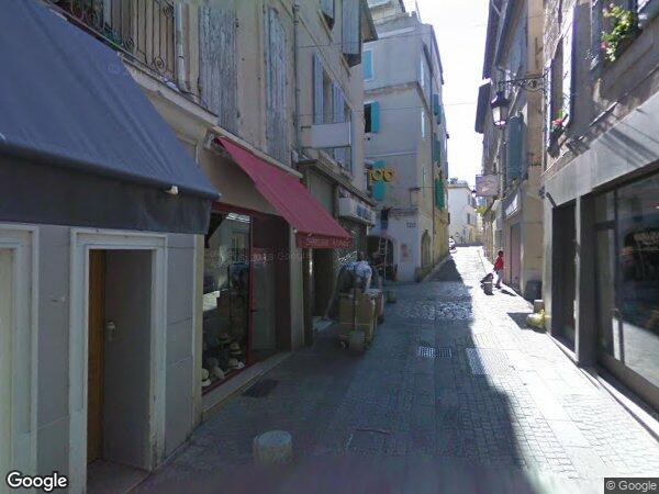 UN LOCAL COMMERCIAL AVEC UNE CAVE