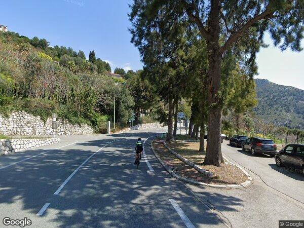 UNE MAISON D’HABITATION AVEC PISCINE