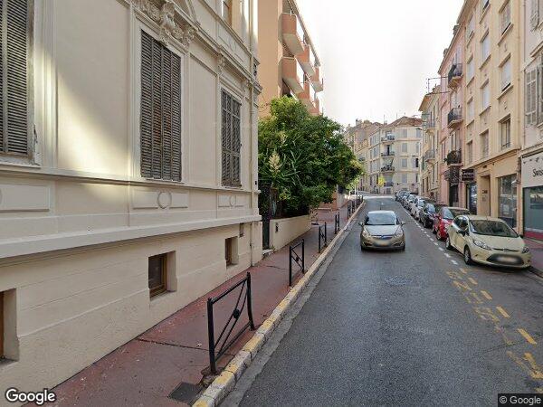 UN APPARTEMENT DE DEUX PIÈCES EN COURS DE RÉHABILITATION AVEC CAVE