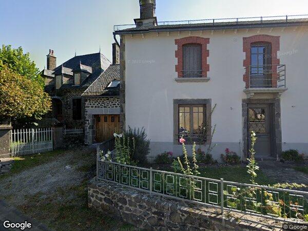 UNE MAISON D'HABITATION AVEC COUR