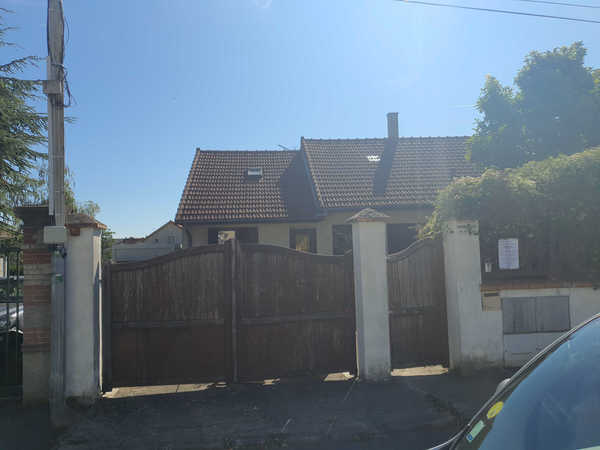 UN PAVILLON D'HABITATION