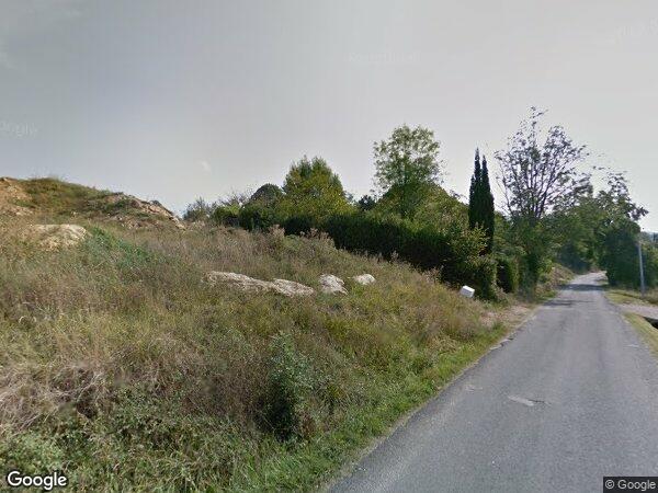 UN IMMEUBLE À USAGE D'HABITATION AVEC TERRASSE ET PISCINE