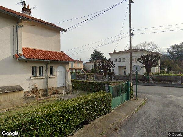 UN IMMEUBLE À USAGE D'HABITATION AVEC TERRAIN ATTENANT