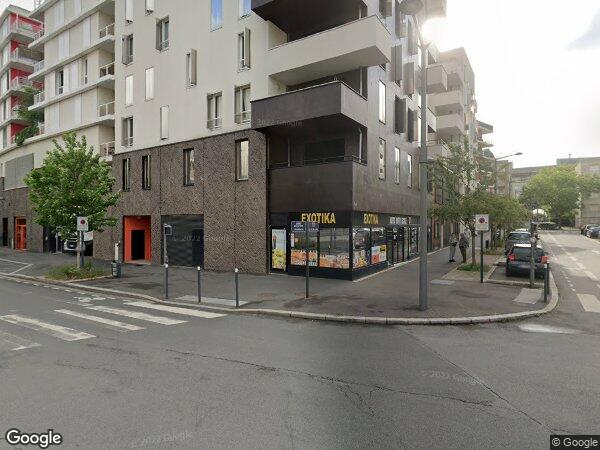 UN APPARTEMENT ET UN EMPLACEMENT POUR VÉHICULE AUTOMOBILE