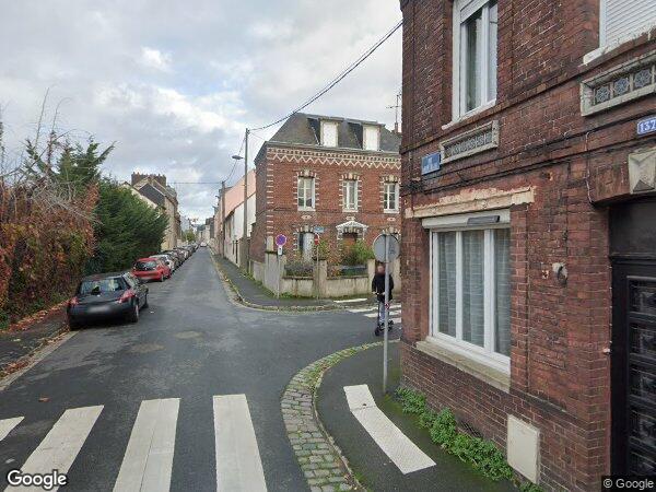 UNE MAISON À USAGE D'HABITATION JUMELÉE DES DEUX CÔTÉS