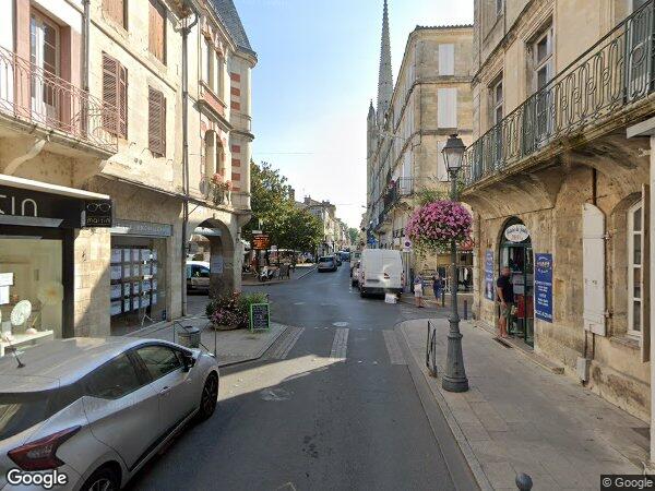 UN IMMEUBLE À USAGE COMMERCIAL ET D'HABITATION