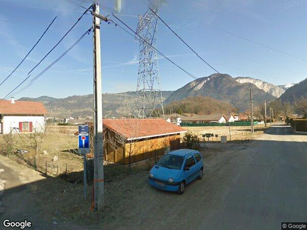 UNE MAISON À USAGE D'HABITATION SUR DEUX NIVEAUX AVEC GARAGE