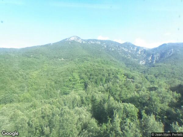 UN IMMEUBLE INDUSTRIEL