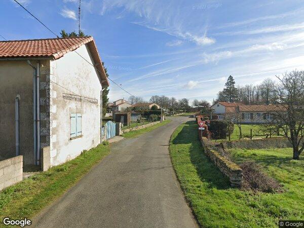 UN TERRAIN AVEC BÂTIMENTS