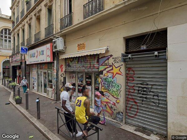 UN  LOCAL À USAGE DE BAR ET D'HABITATION TRANSFORMÉ EN UN SALON DE COIFFURE ET UNE CAVE