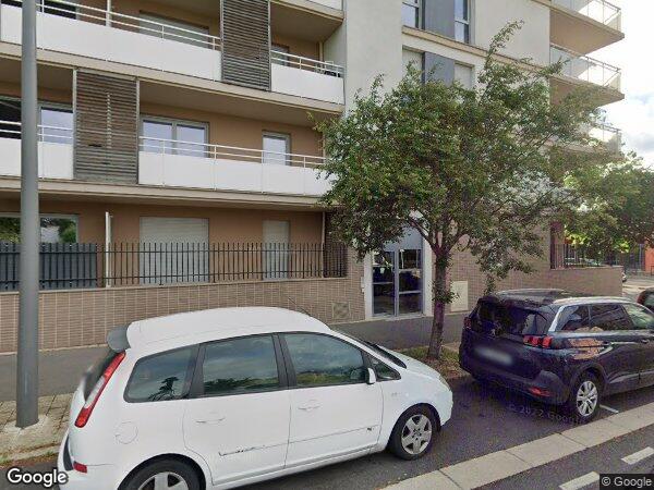 UN APPARTEMENT AVEC DEUX EMPLACEMENTS POUR VÉHICULE