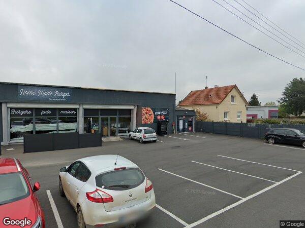 UN BÂTIMENT À USAGE COMMERCIAL