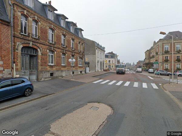 UNE MAISON À USAGE DE COMMERCE ET D'HABITATION