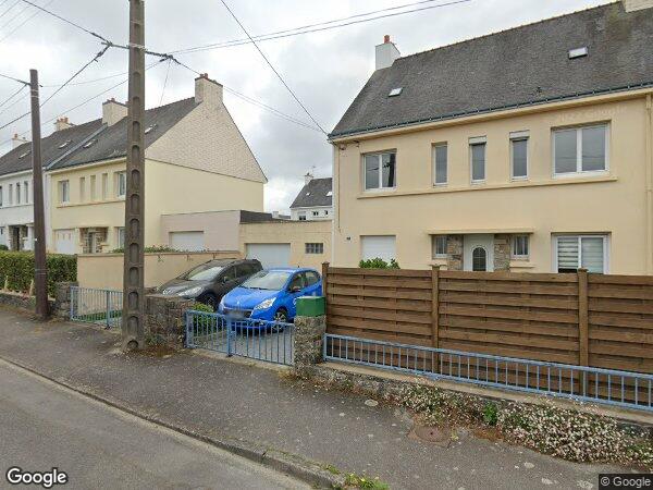 UNE MAISON D'HABITATION ET UNE PLACE DE PARKING