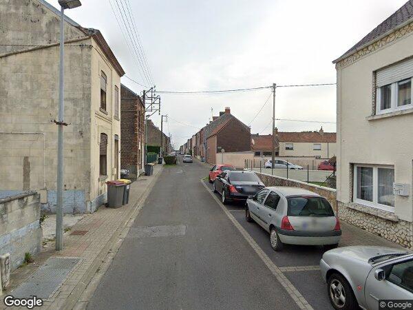 UNE MAISON À USAGE D'HABITATION SEMI INDIVIDUELLE
