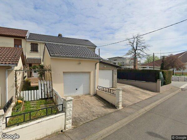 UNE MAISON À USAGE D'HABITATION
