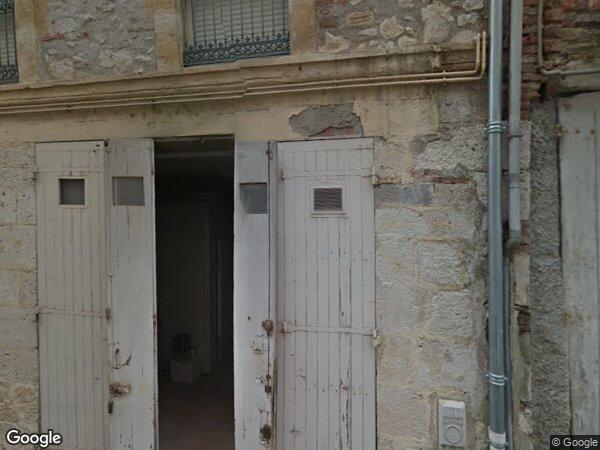 UN IMMEUBLE D'HABITATION