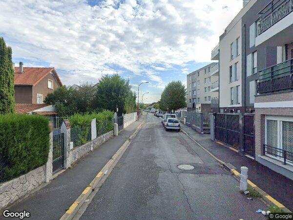 UN PAVILLON AVEC UN JARDIN ET UN GARAGE AMÉNAGÉ EN HABITATION