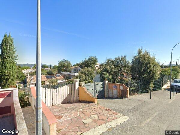 UNE  MAISON À USAGE D'HABITATION DE PLAIN-PIED