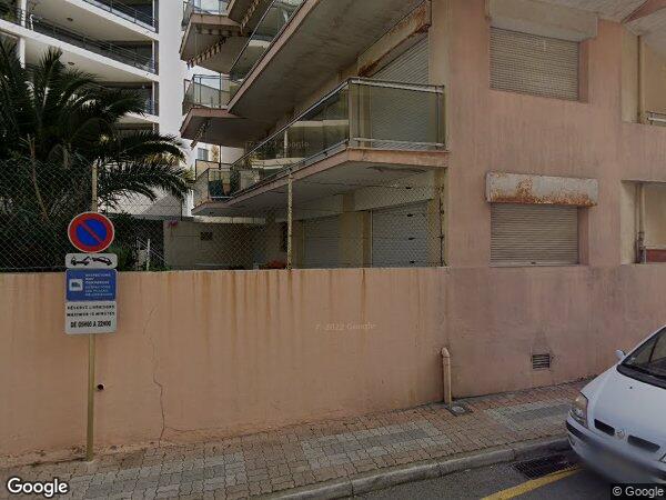 UN LOCAL COMMERCIAL AVEC  UNE CAVE ET UNE AIRE STATIONNEMENT