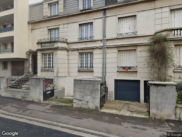 UN STUDIO AVEC UN EMPLACEMENT DE PARKING