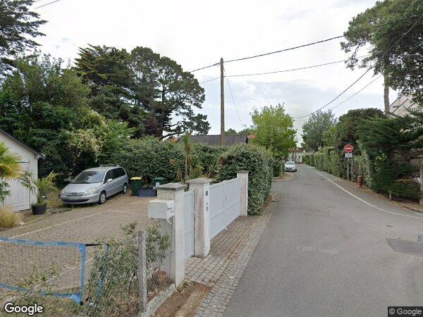 UNE MAISON D'HABITATION AVEC TERRAIN