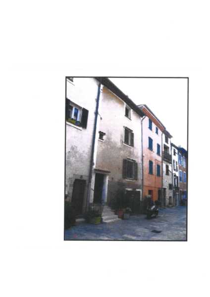 UN LOGEMENT AVEC DEUX CAVES ET UNE PARCELLE DE TERRE