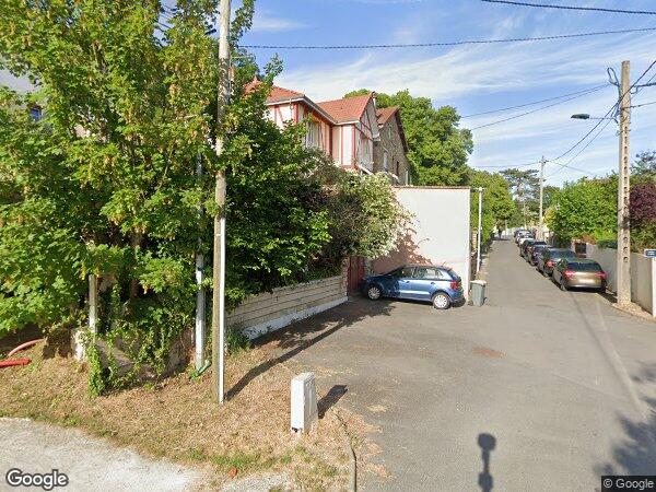 UN PAVILLON EN PIERRES