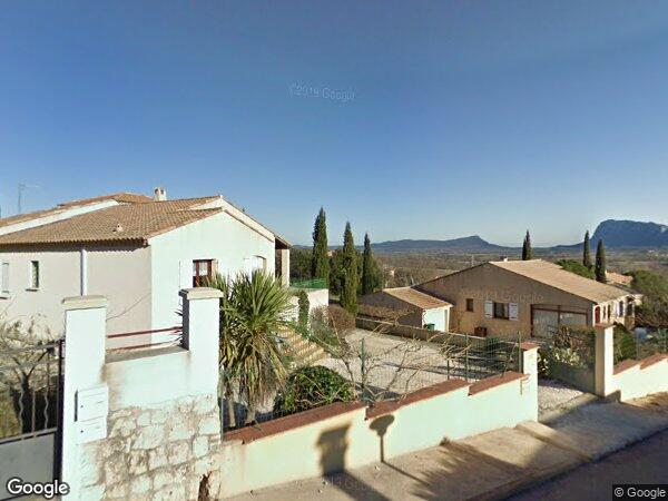 UNE MAISON D'HABITATION ET UN GARAGE ATTENANT