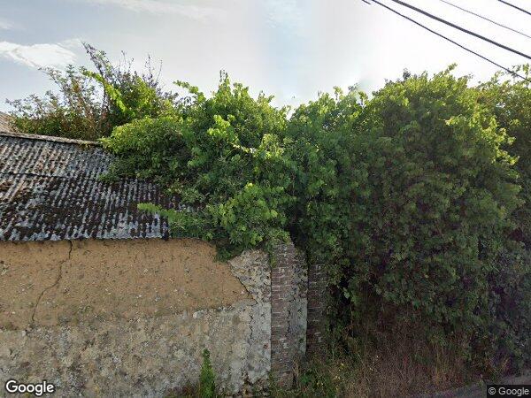 UNE MAISON ANCIENNE EN BRIQUES