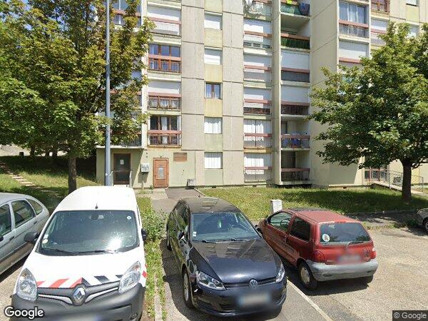 UN APPARTEMENT AVEC UNE CAVE ET UN GARAGE