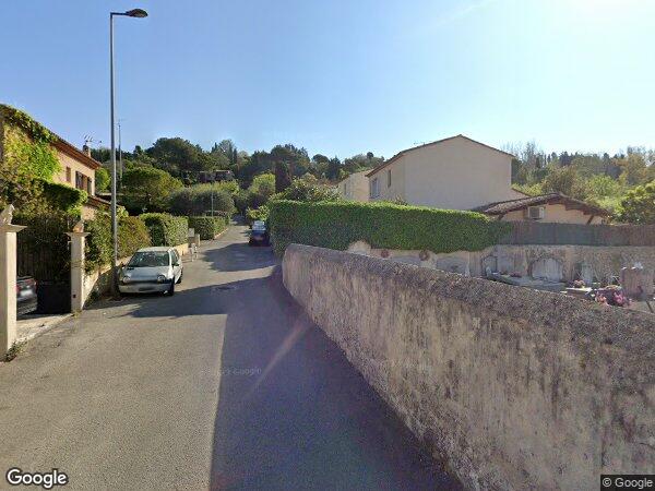 UNE MAISON DE QUATRE PIÈCES AVEC GARAGE ET JARDIN ATTENANT
