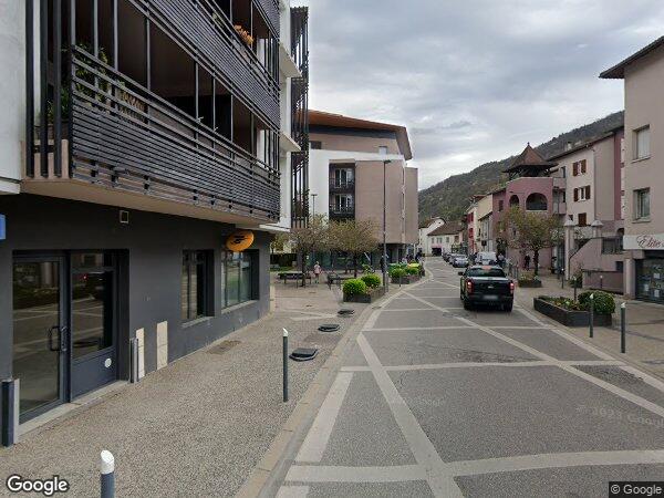 UN APPARTEMENT AVEC UNE CAVE ET UN GARAGE