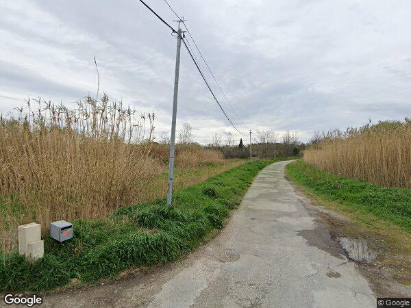 UNE MAISON A USAGE D'HABITATION AVEC UN GARAGE