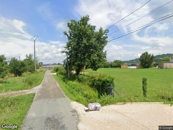 UNE MAISON D'HABITATION AVEC JARDIN