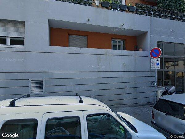 UN APPARTEMENT ET EMPLACEMENT DE GARAGE OUVERT