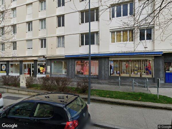 UN APPARTEMENT AVEC UNE CAVE ET UN EMPLACEMENT DE VOITURE