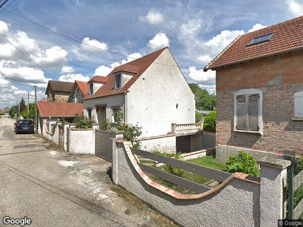 UNE MAISON D'HABITATION AVEC JARDIN