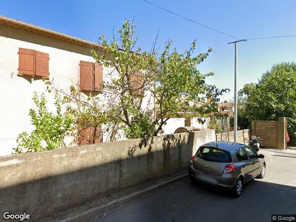 UN ENSEMBLE DE BÂTIMENTS AVEC PARKING