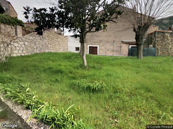 UNE MAISON D'HABITATION ET UNE PARCELLE DE TERRES BOISÉES NON ENTRETENUES