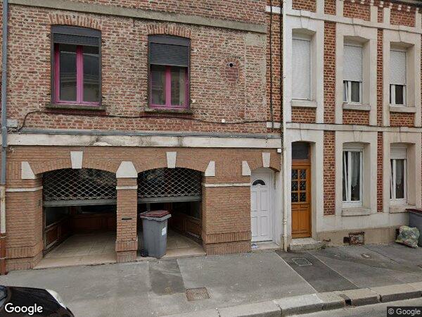 UNE MAISON À USAGE D'HABITATION ET DE COMMERCE AVEC UNE MOITIÉ INDIVISE D'UNE PARCELLE