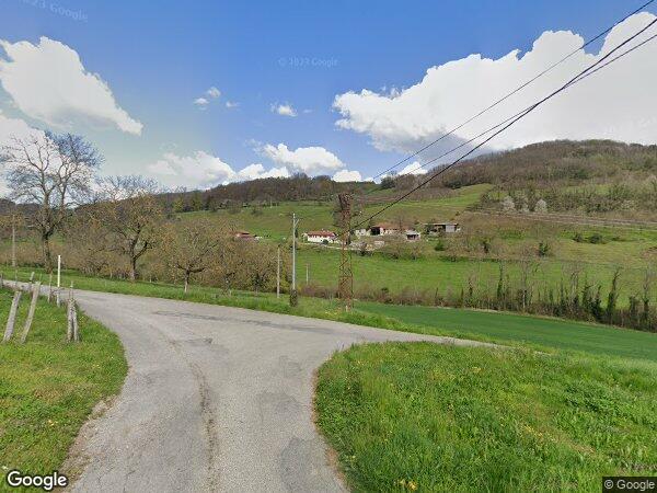 UNE MAISON D'HABITATION AVEC TERRAIN