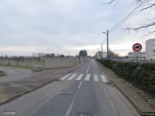 UN STUDIO AVEC DEUX CAVES ET TRENTE DEUX PLACES DE PARKING