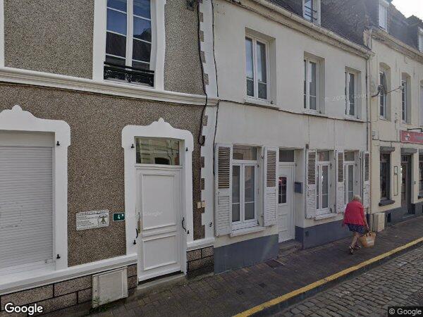 UN IMMEUBLE À USAGE DE COMMERCE ET D'HABITATION