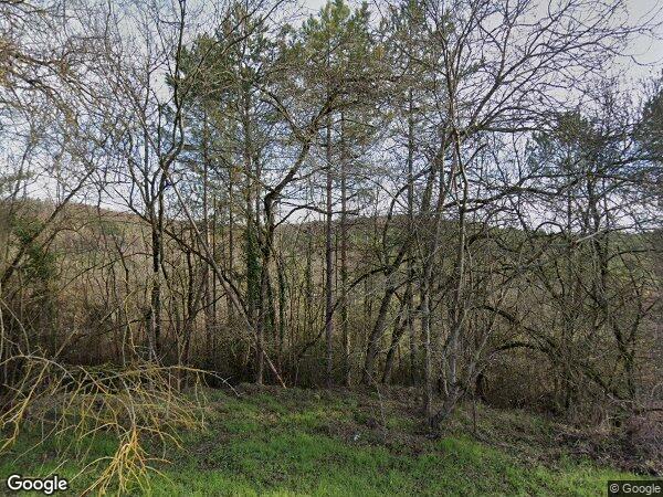 UN LOCAL À USAGE D'HABITATION ET PARKINGS