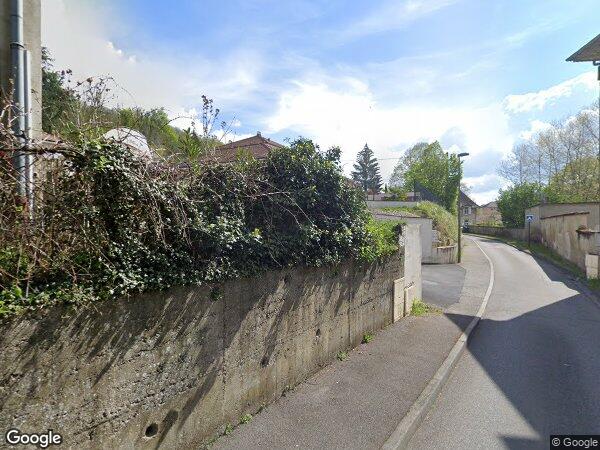 UN TÈNEMENT IMMOBILIER COMPRENANT TROIS MAISONS D'HABITATION