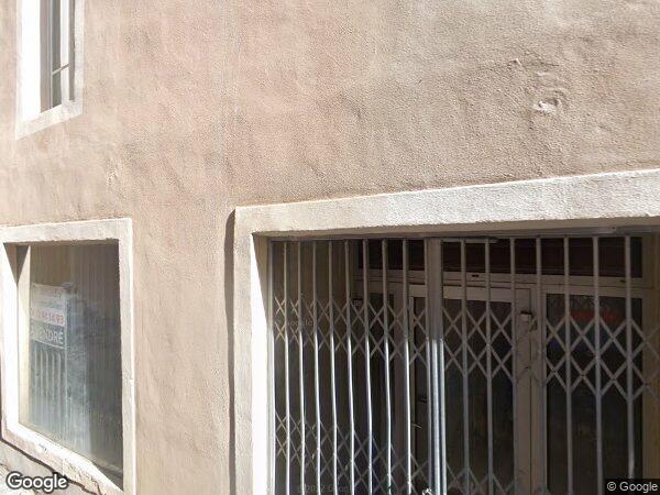 UN LOCAL COMMERCIAL AVEC CAVE